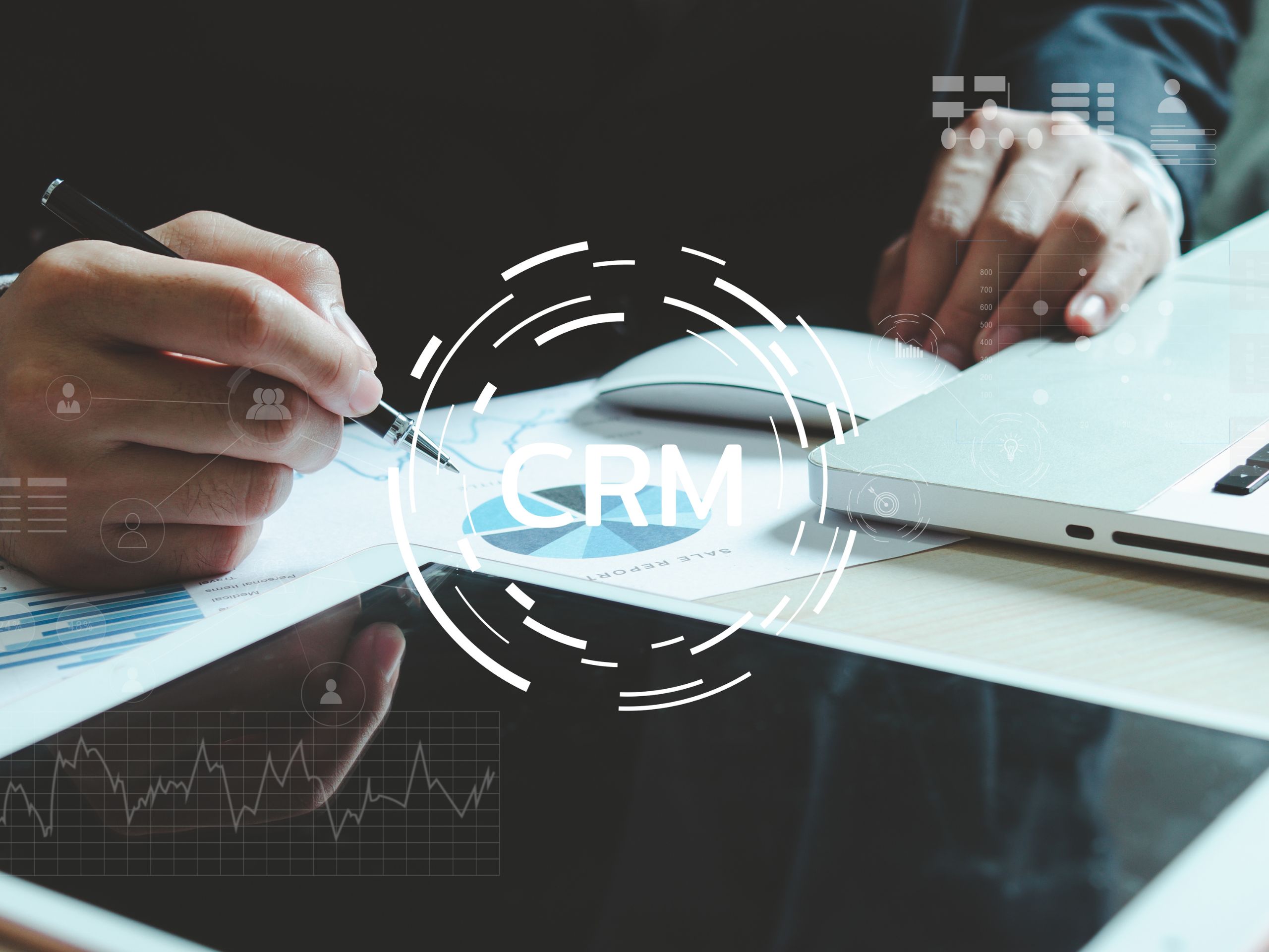 CRM là gì? Hướng dẫn cho người mới bắt đầu về quản lý quan hệ khách hàng