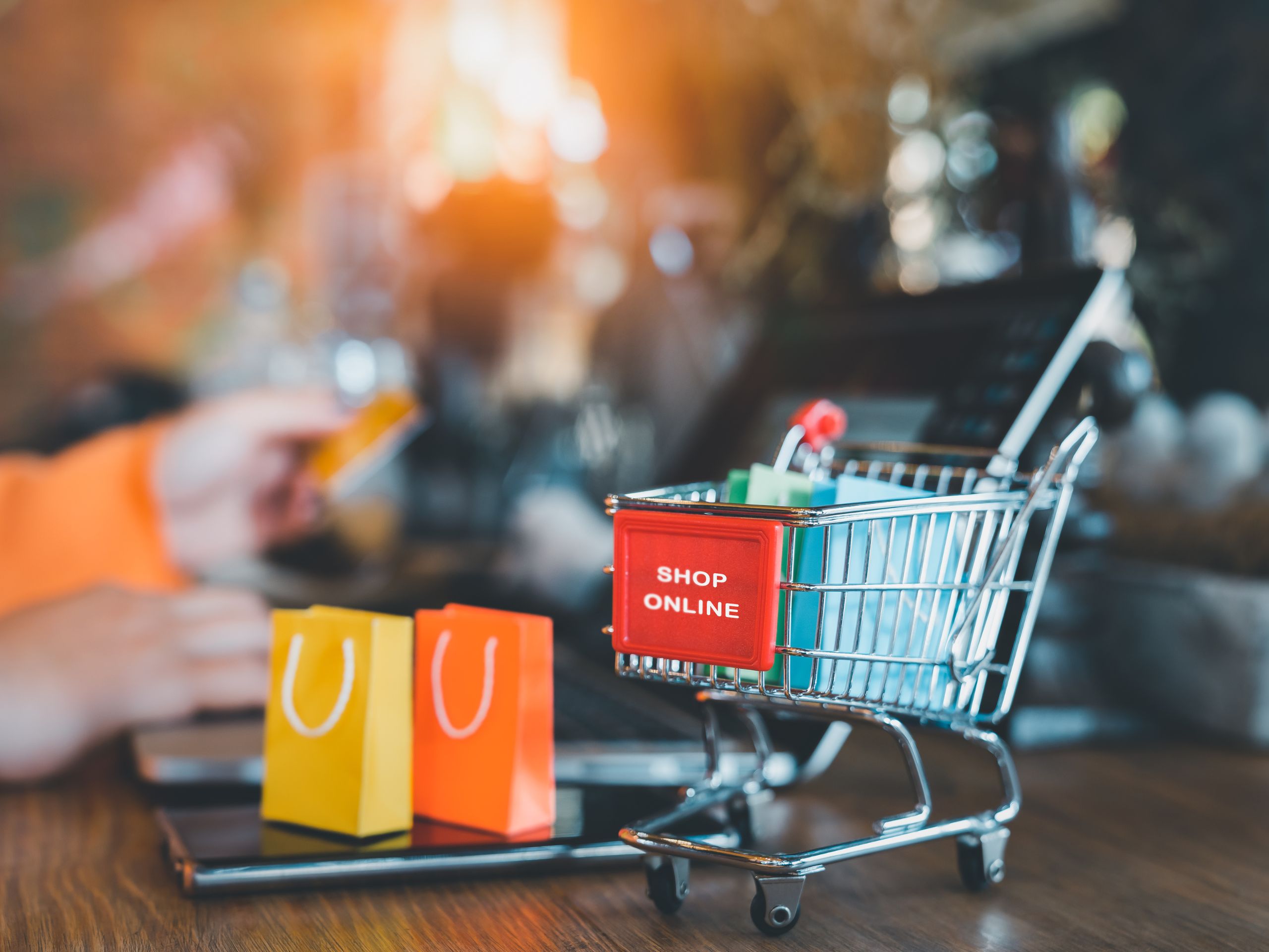 Thương mại điện tử là gì? Vai trò của thương mại điện tử trong quản trị ngành Thương mại - Phân phối